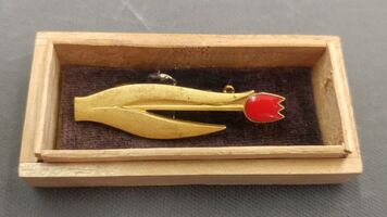 Vintage Japanese Gold-Plated Tulip Pin in Wooden Box
