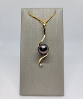   Elegant Black 10mm Cultured Pearl with Mele Diamond Pendant - 14kt Yellow Gold